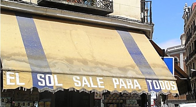 toldo de una tienda con el rótulo EL SOL SALE PARA TODOS