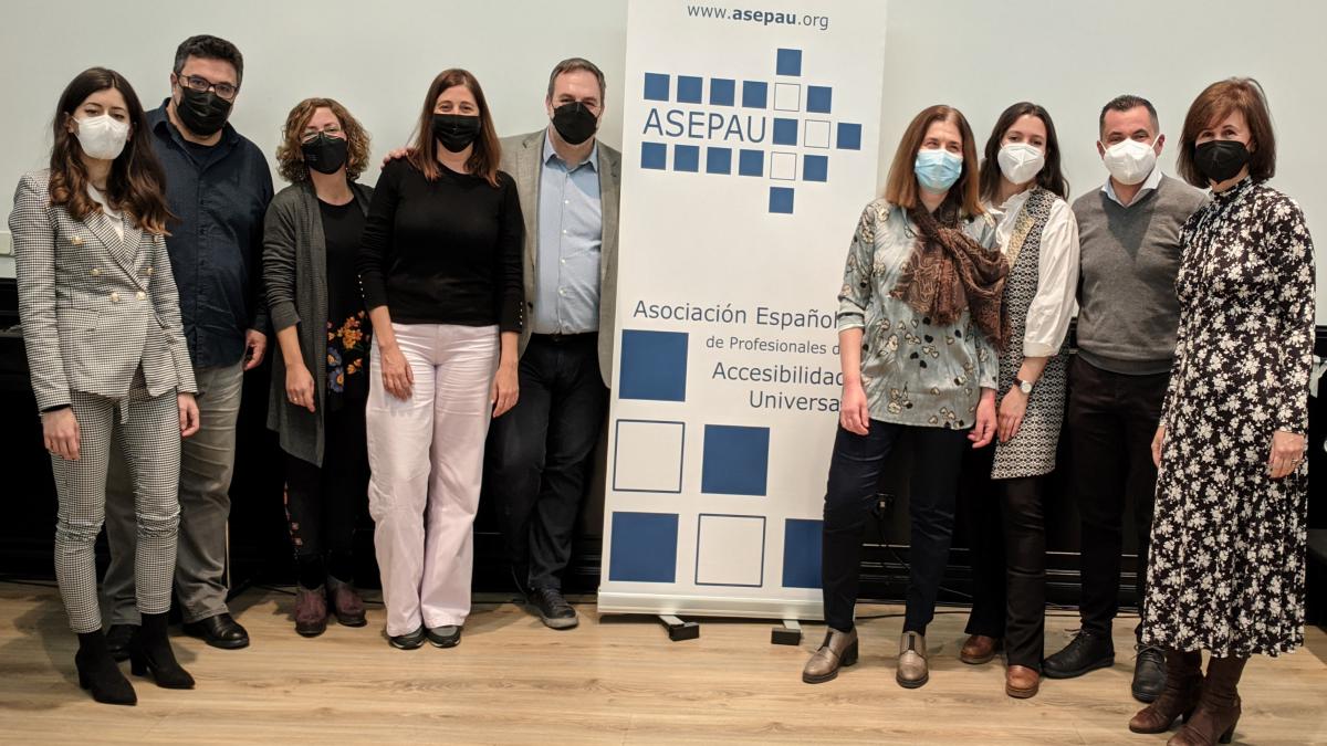 Miembros de la nueva JD con mascarilla rodeando la enara de ASEPAU