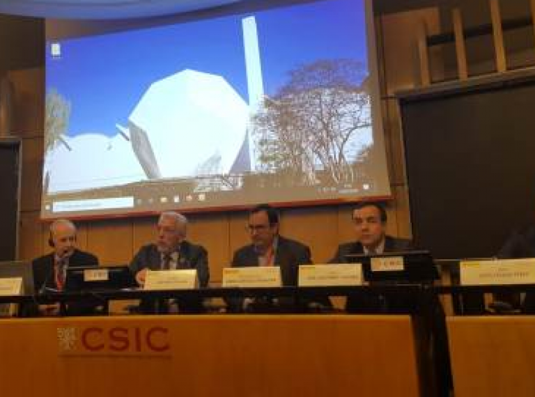 Imagen de la mesa de ponentes durante la inauguración