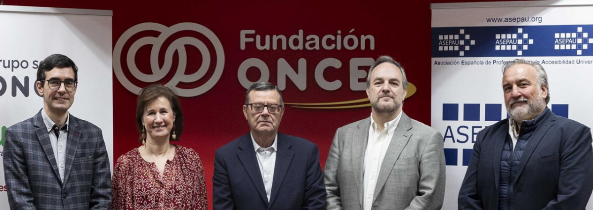 cuatro hombres y una mujer en pie miran de frente y tras ellos se ven dos grandes logotipos de ASEPAU y Fundación ONCE